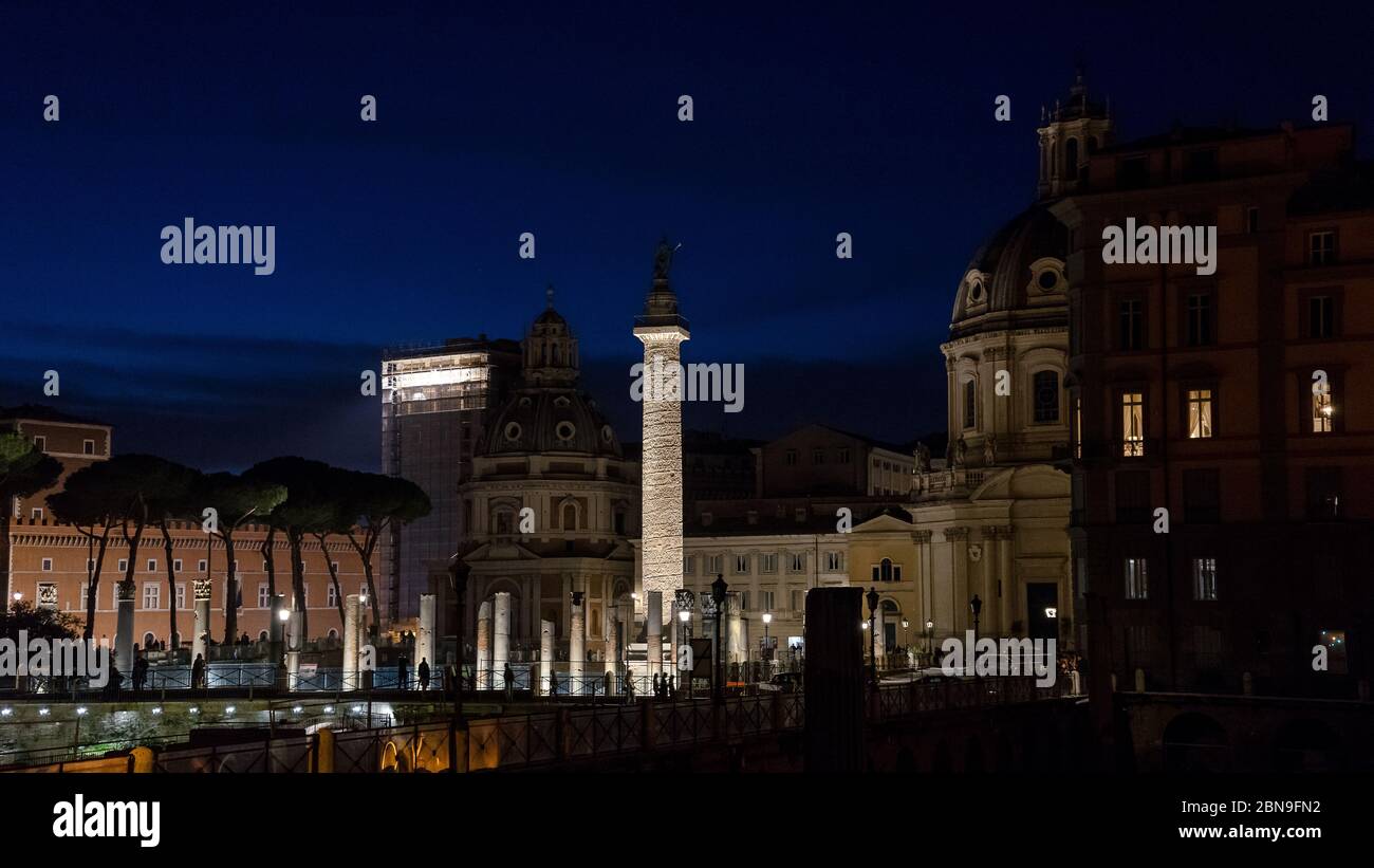 Rome, Italie: La colonne trajan au centre, l'église de la sainte dénomination de maria à droite et de la 'Santa maria di loreto' à gauche Banque D'Images