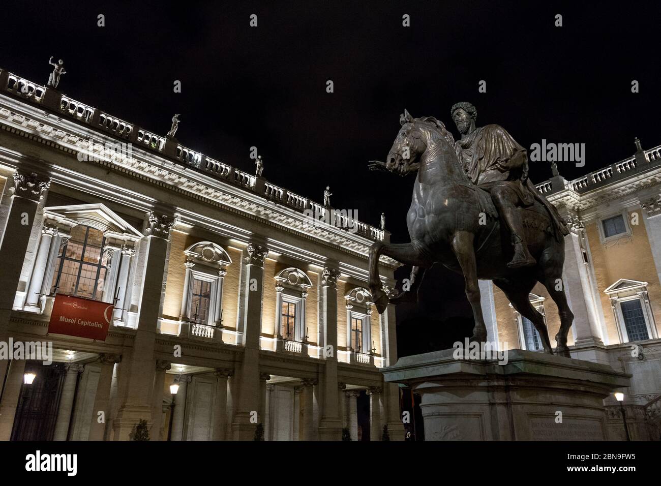 Rome, Italie : place du Capitole de Rome avec copie de la statue de Marcus Aurelius sur la droite et musée du Capitole sur la gauche, la nuit. Banque D'Images