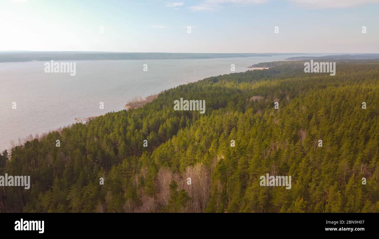 Vue aérienne de la rivière Vuoksi, de la forêt et de la colonie en automne, Losevo, Oblast de Leningrad, Russie Banque D'Images