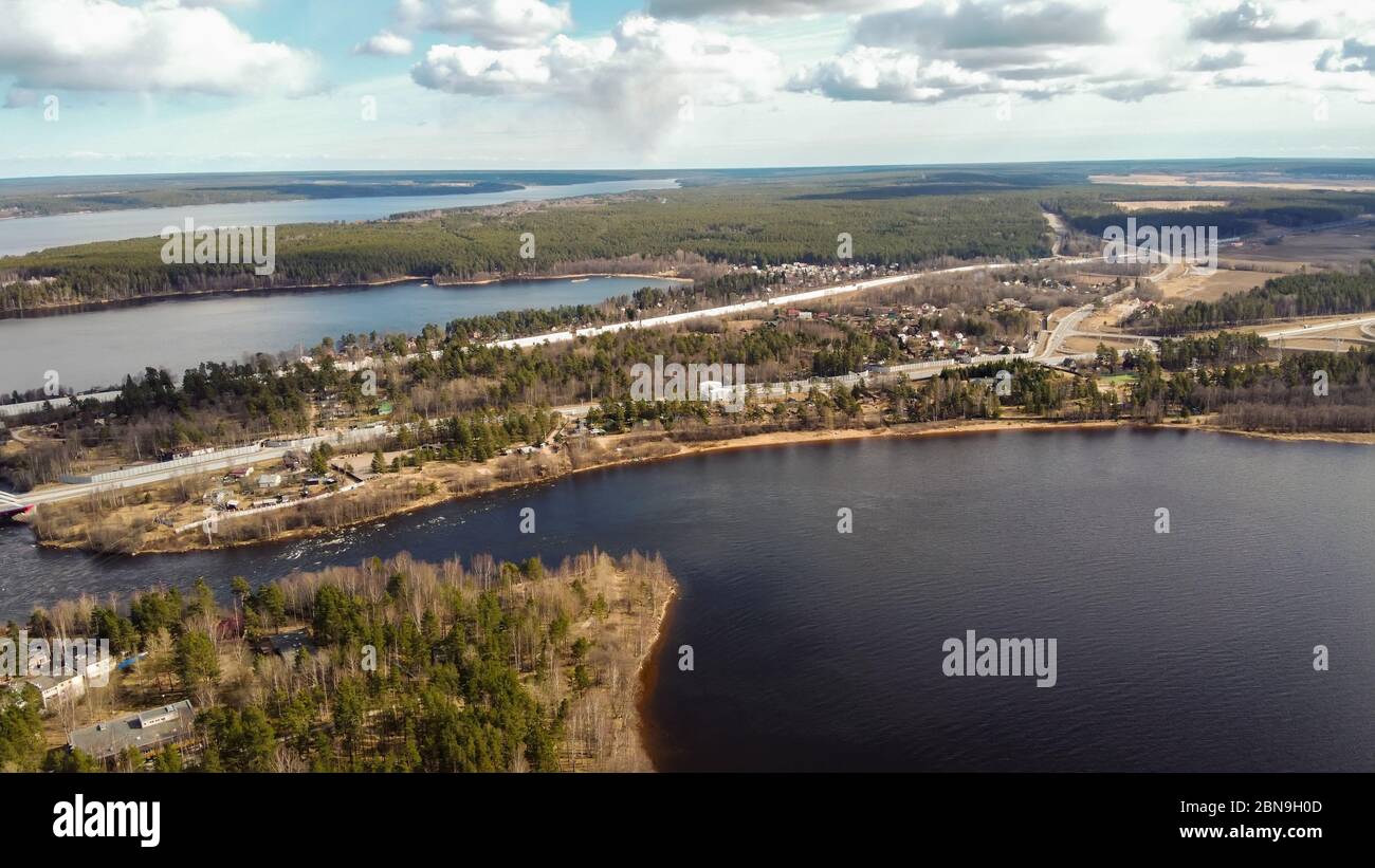 Vue aérienne de la rivière Vuoksi, de la forêt et de la colonie en automne, Losevo, Oblast de Leningrad, Russie Banque D'Images