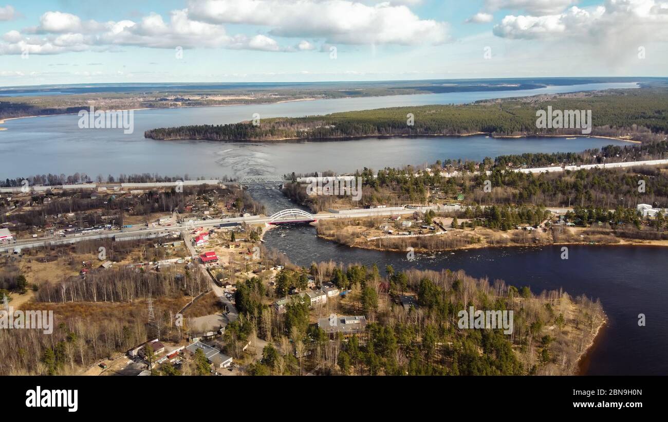 Vue aérienne de la rivière Vuoksi, de la forêt et de la colonie en automne, Losevo, Oblast de Leningrad, Russie Banque D'Images