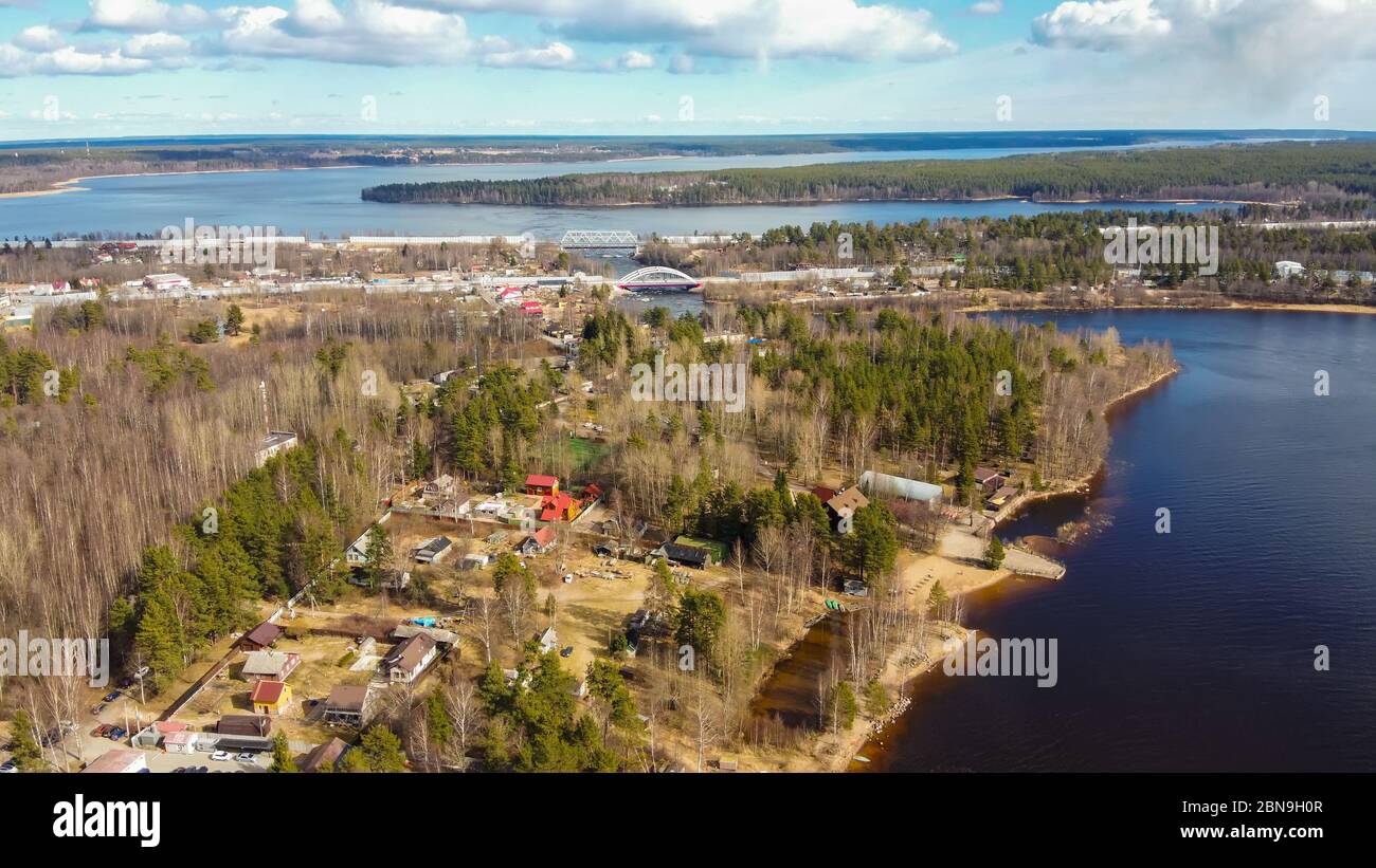 Vue aérienne de la rivière Vuoksi, de la forêt et de la colonie en automne, Losevo, Oblast de Leningrad, Russie Banque D'Images
