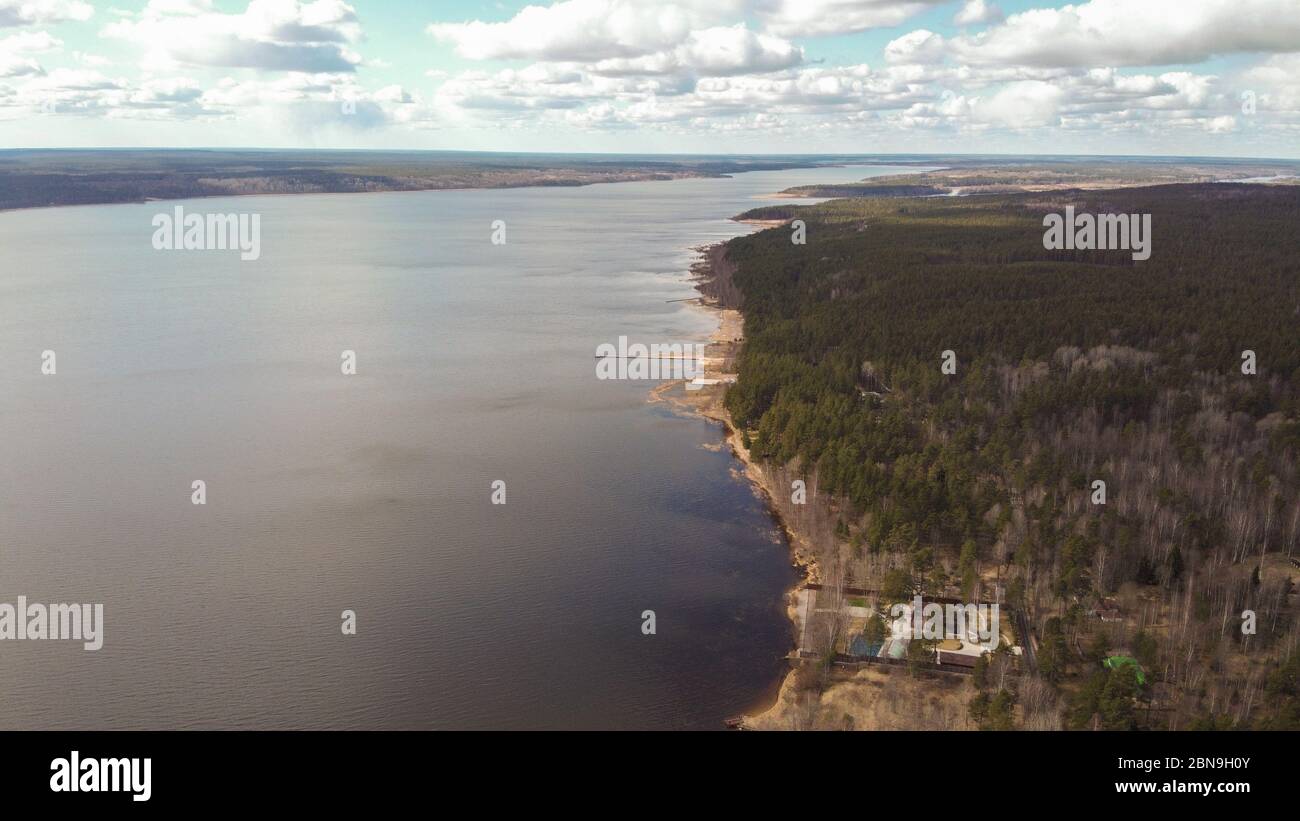 Vue aérienne de la rivière Vuoksi, de la forêt et de la colonie en automne, Losevo, Oblast de Leningrad, Russie Banque D'Images