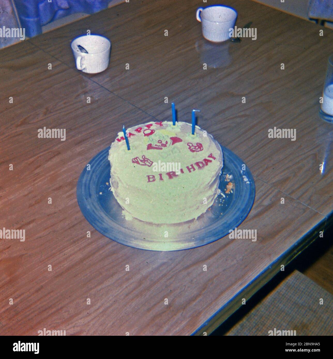 Gateau D Anniversaire Avec Trois Bougies Et Un Clown Sur Le Dessus Ca 1969 Photo Stock Alamy Gateau D Anniversaire Avec Trois Bougies Et Un Clown Sur Le Dessus Ca 1969 Photo Stock Alamy