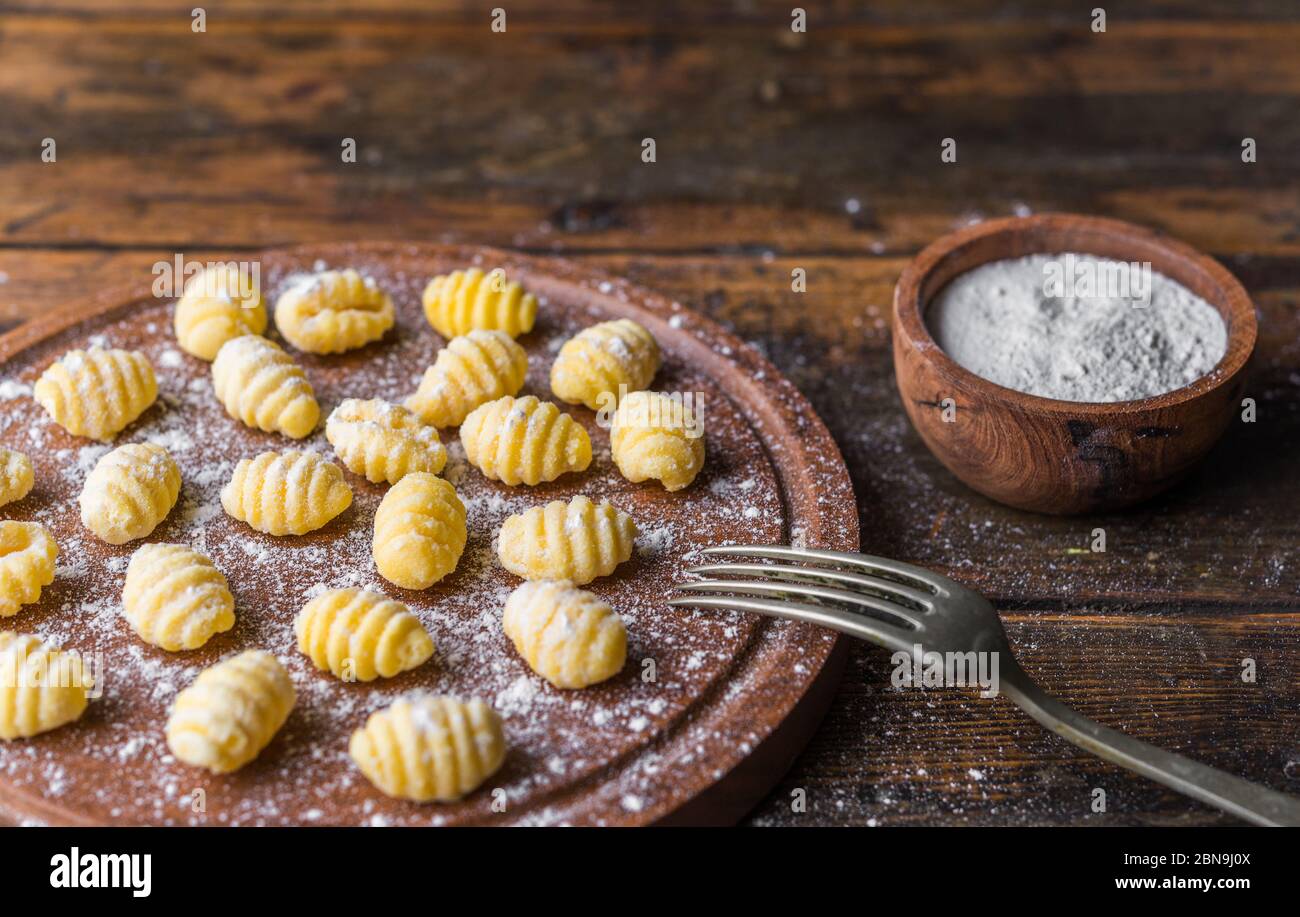 Fabrication de gnocchi, pâtes italiennes traditionnelles à base de pommes de terre et de farine. Banque D'Images