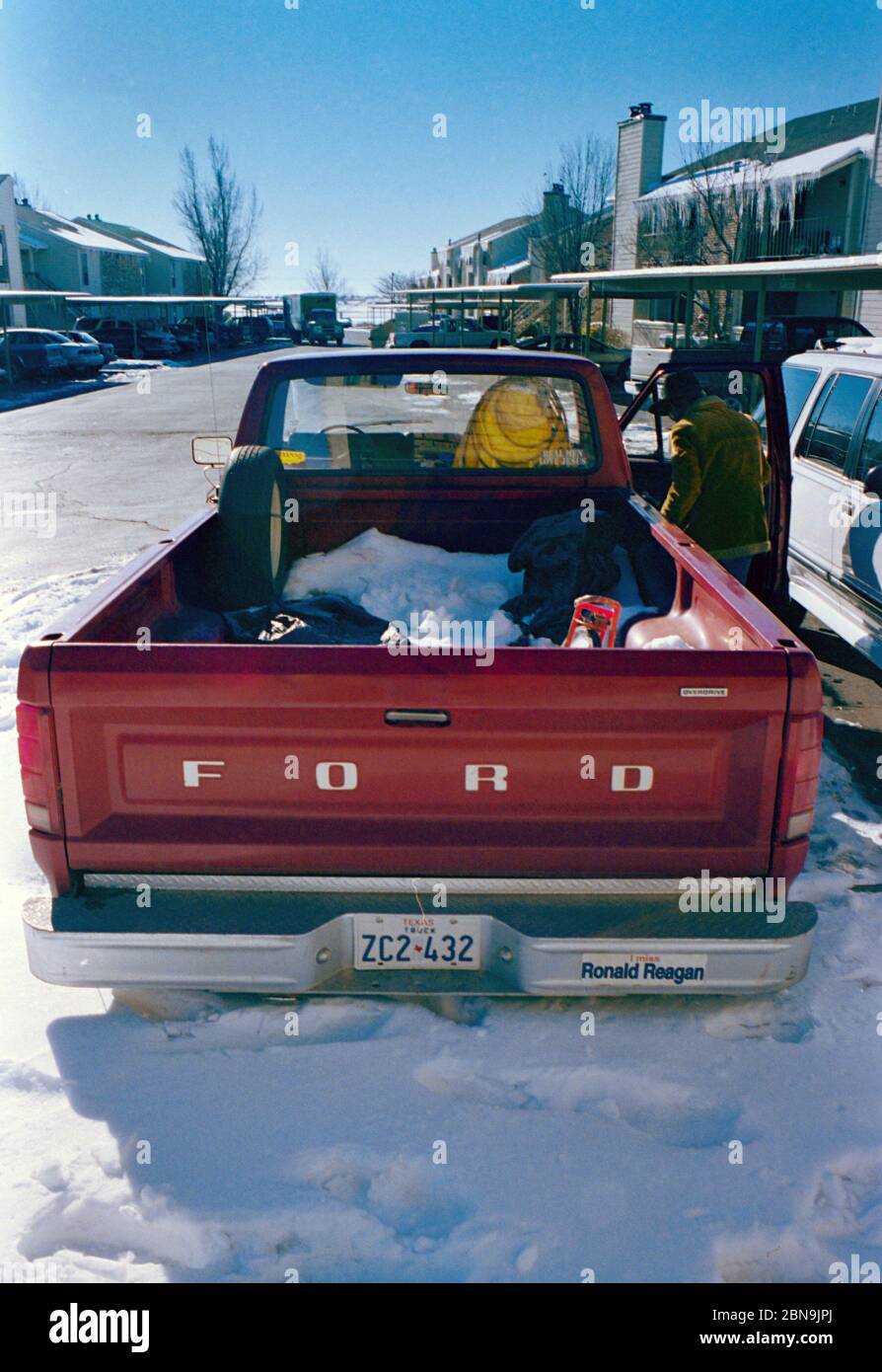 Homme ouvrant la porte de l'ancien camion de pick-up Red Ford 2000-2001 Banque D'Images