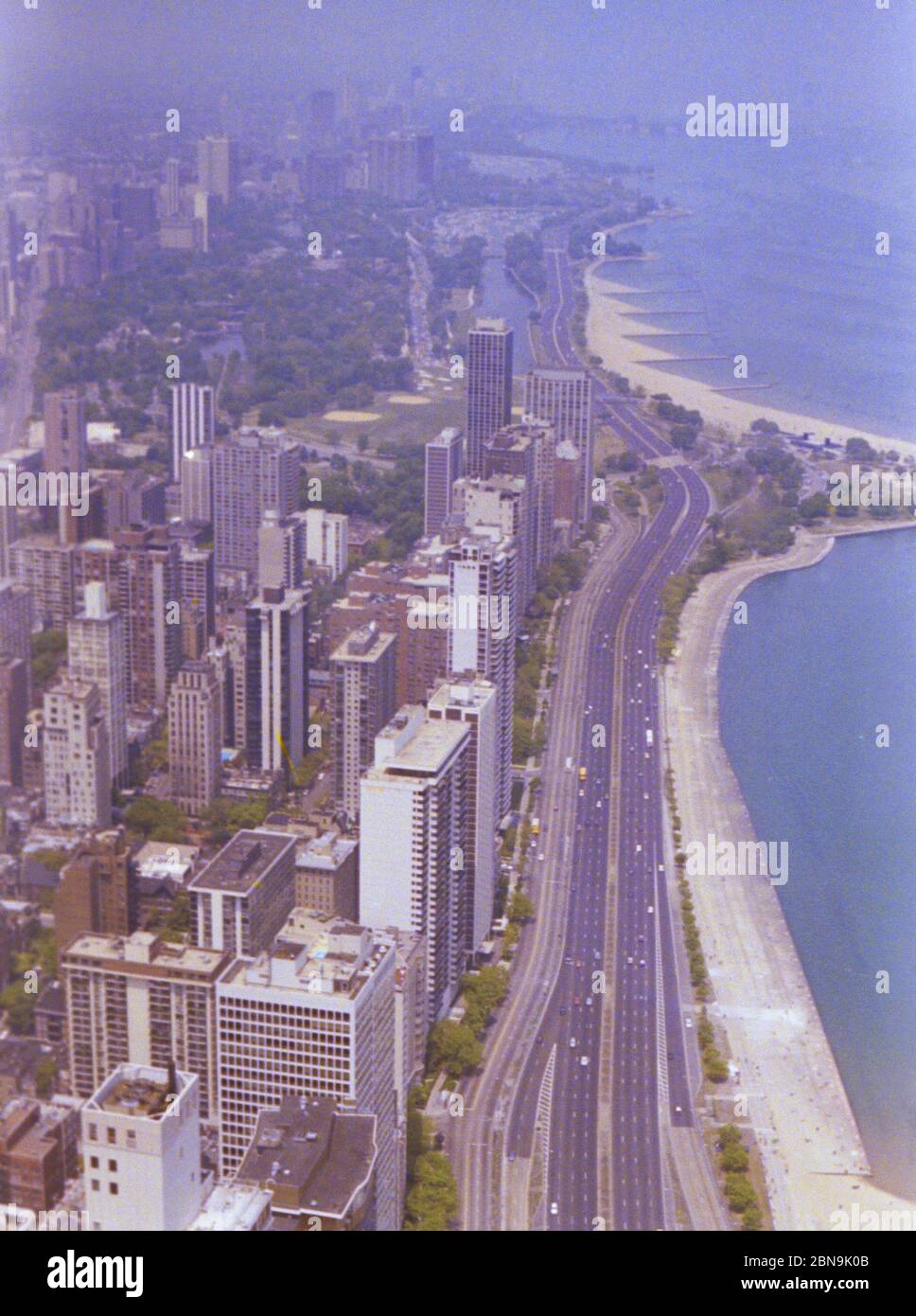 Vue aérienne de la circulation sur Lake Shore Drive à Chicago, vue depuis le bâtiment John Hancock CA. 1992 Banque D'Images