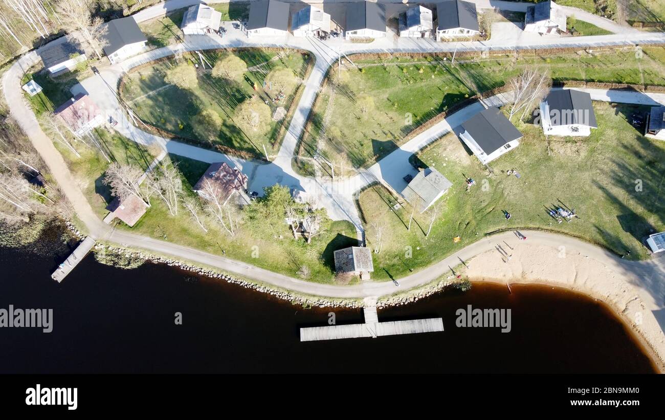 Vue aérienne du lac Borisovskoye, de la forêt et de la colonie en automne, Borisovo, Oblast de Leningrad, Russie Banque D'Images