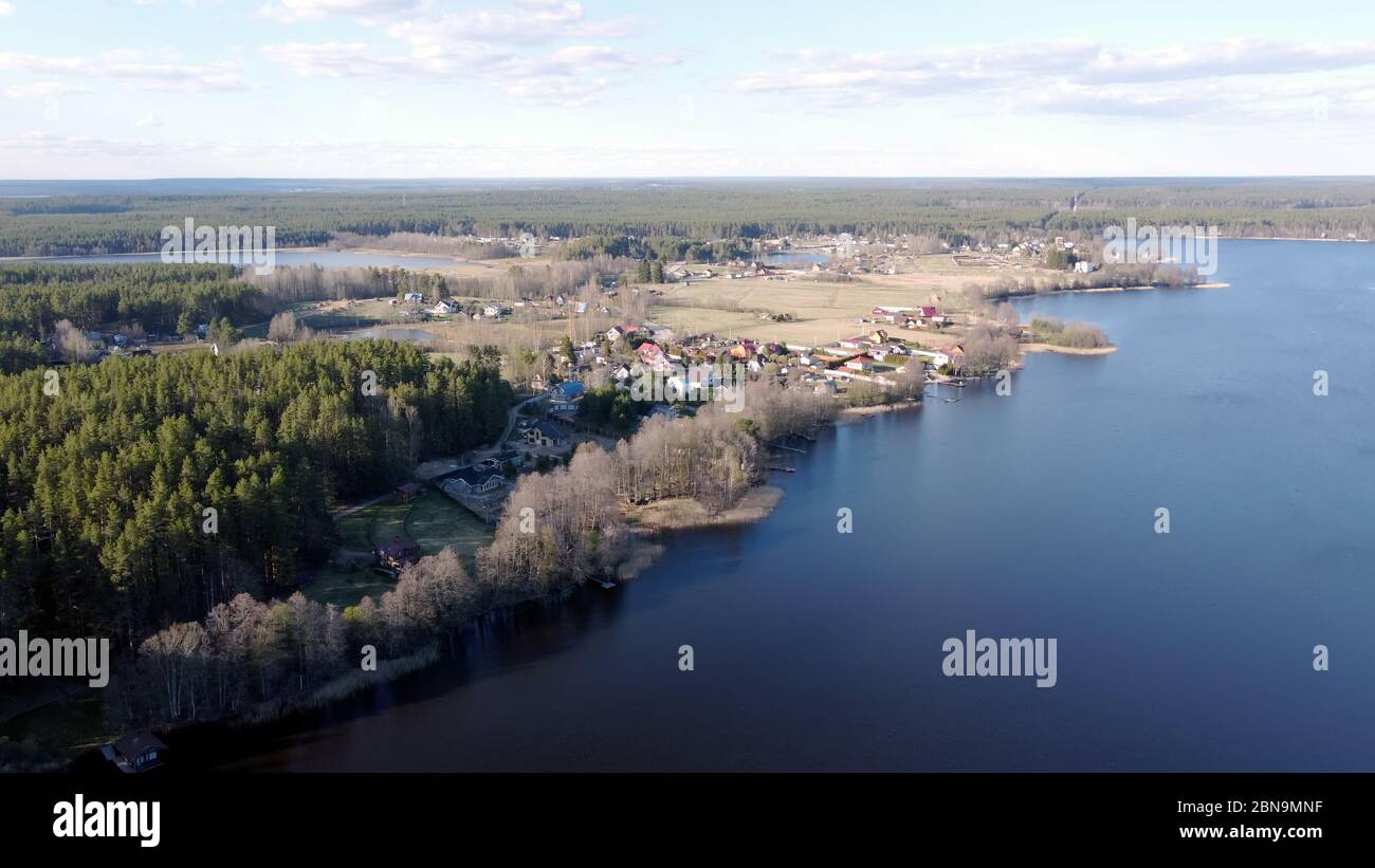 Vue aérienne du lac Borisovskoye, de la forêt et de la colonie en automne, Borisovo, Oblast de Leningrad, Russie Banque D'Images