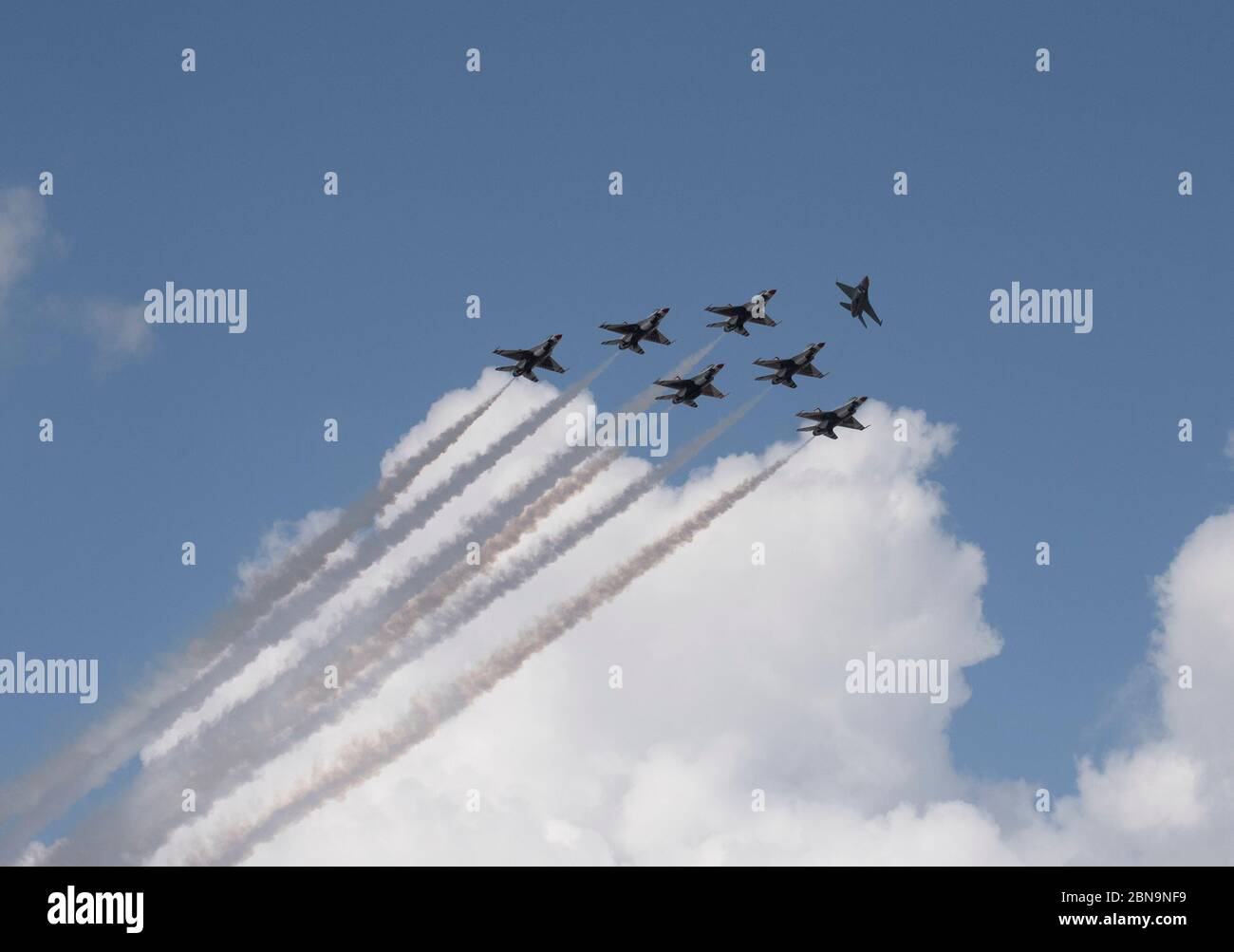 Les Thunderbirds de l'armée de l'air américaine survolent le centre-ville d'Austin pour honorer les premiers intervenants, les travailleurs médicaux, les membres de l'armée et d'autres travailleurs essentiels qui s'occupent de la crise du coronavirus dans le cadre de la mission « opération américaine forte » du Pentagone. Banque D'Images