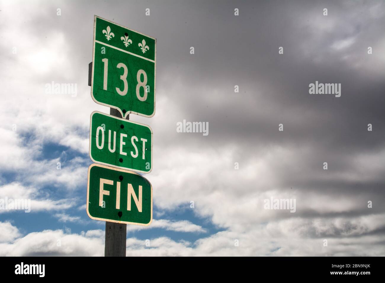 Un panneau routier de langue française au terminus de l'autoroute 138 dans le village d'Old fort, dans la région éloignée de la Basse-Côte-Nord, au Québec, Canada. Banque D'Images