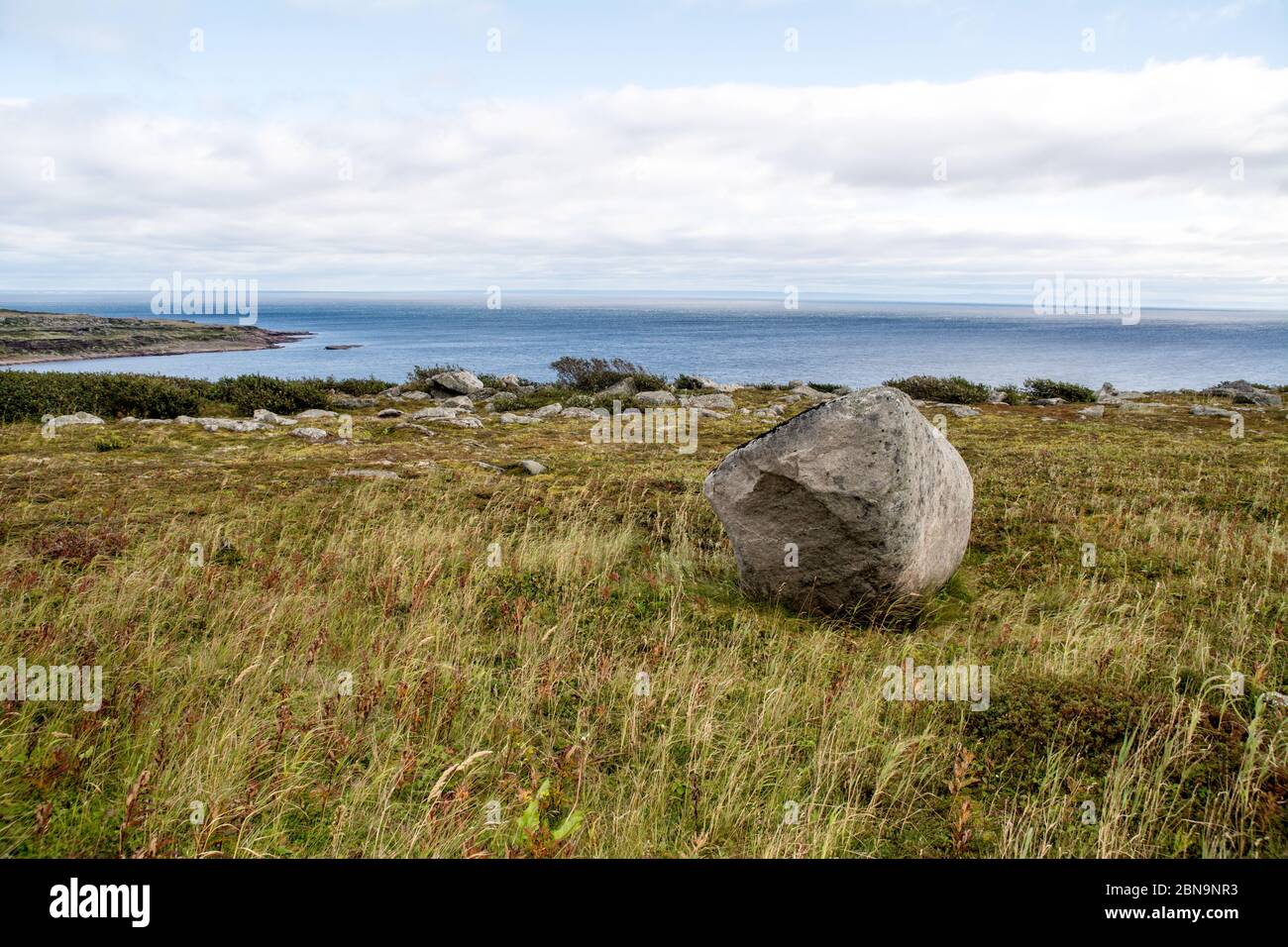 La côte atlantique du Labrador (Terre-Neuve), sur le détroit de Belle Isle, près de la frontière provinciale avec le Québec, l'Anse au Loup, Canada. Banque D'Images