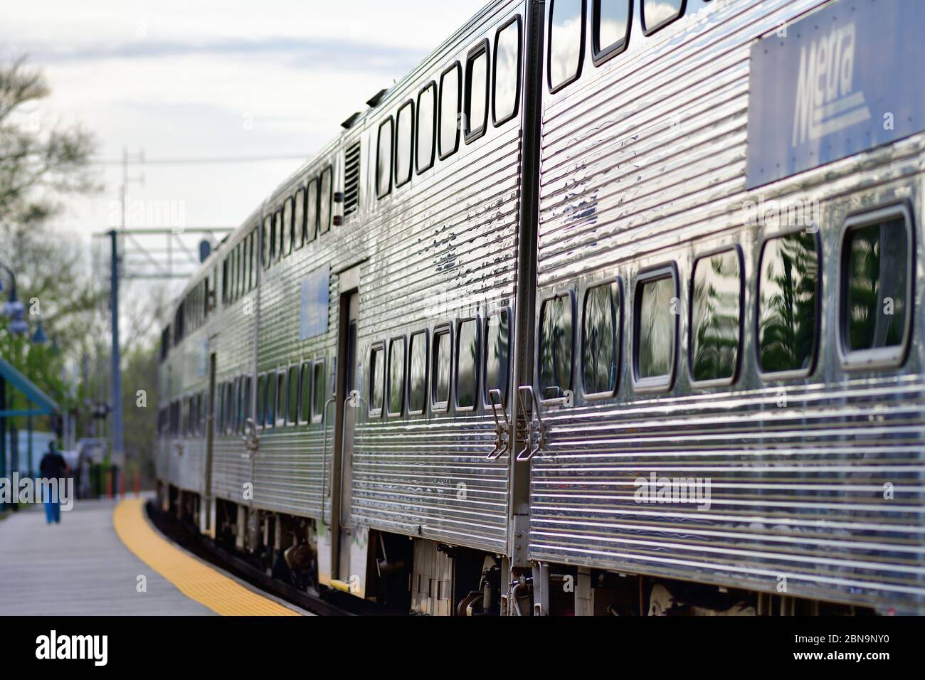 Winfield, Illinois, États-Unis. Un train de banlieue Metra est prêt à partir de la communauté de Winfield, une banlieue de Chicago. Banque D'Images