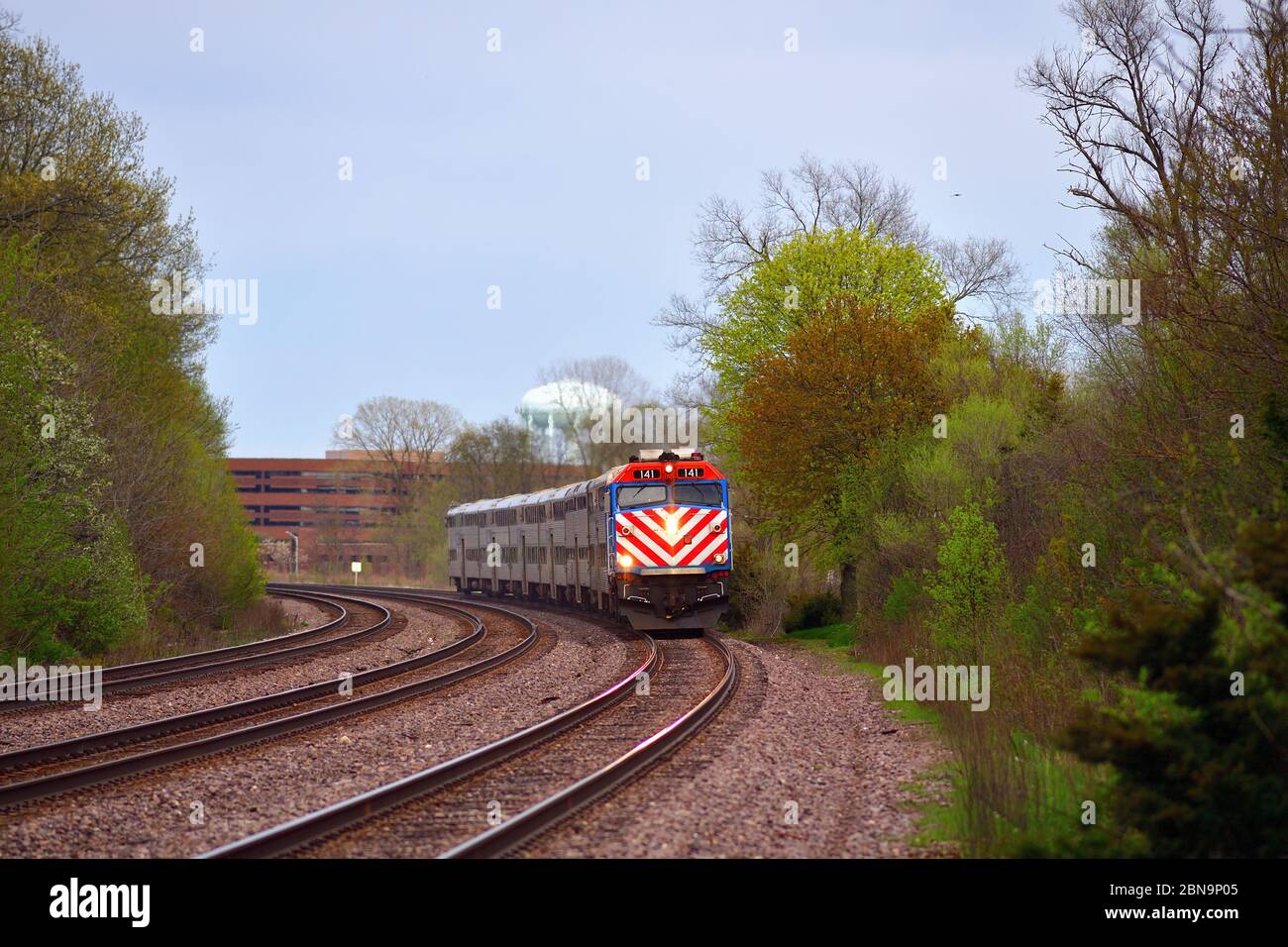 Winfield, Illinois, États-Unis. Un train de banlieue Metra sur une courbe avant d'arriver dans la communauté de Winfield, une banlieue de Chicago. Banque D'Images