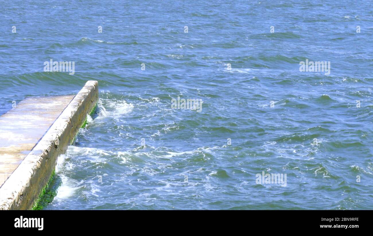 Vagues avec des ondulations sur la surface de la texture de fond de l'eau de mer. Belle nature. Banque D'Images