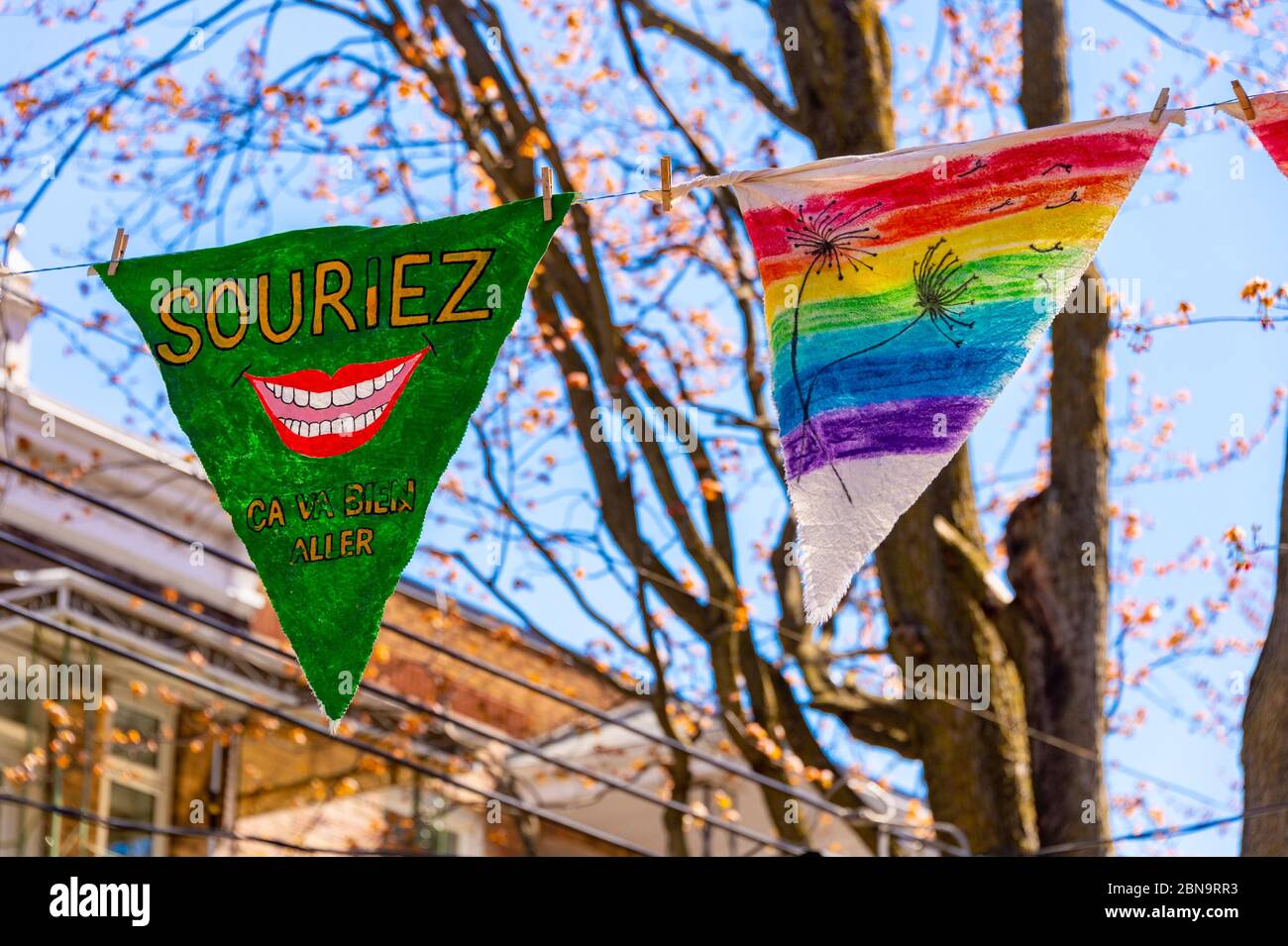 Montréal, CA - 13 mai 2020 : Souriez, CA va bien aller (sourire, ça va être ok) message et arc-en-ciel dessinant sur les fanions près de la rue Laurier. Banque D'Images