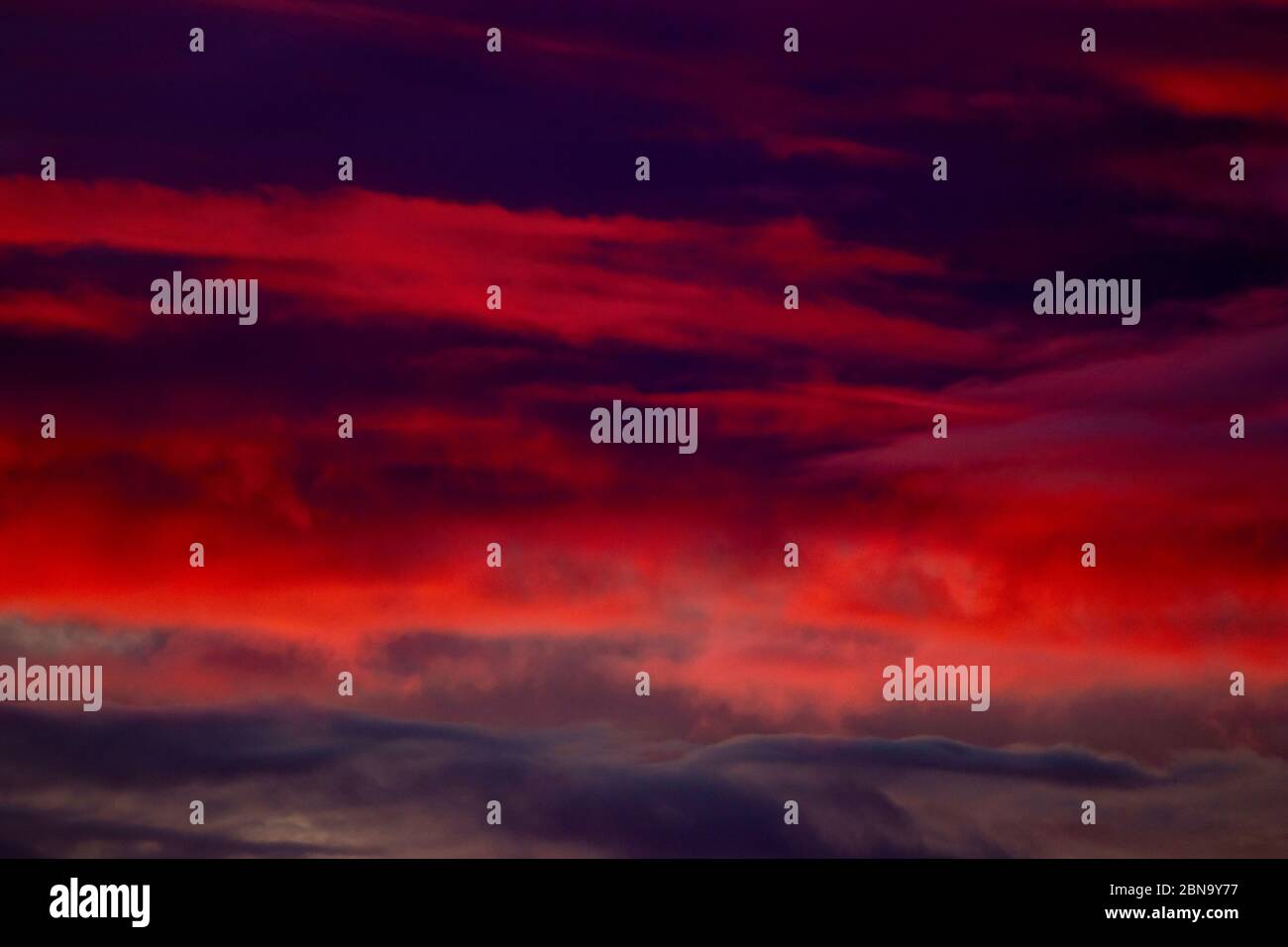 paysage de nuages rouges spectaculaires au coucher du soleil Banque D'Images
