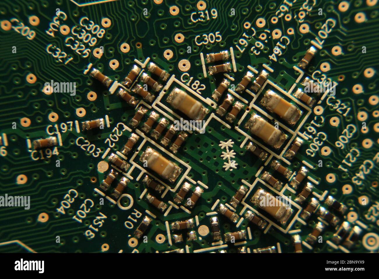 Macrophotographie d'une section d'une carte de circuit imprimé à montage en surface. Banque D'Images