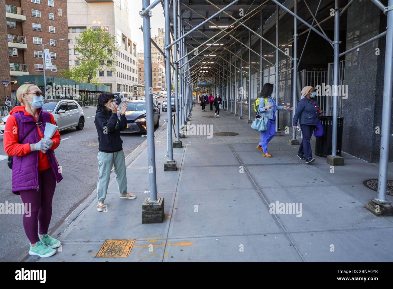 New York, New York, États-Unis. 13 mai 2020. Les résidents rendent hommage aux professionnels de la santé de l'hôpital Mount Sinal, sur l'île de Manhattan, à New York, aux États-Unis. New York City est l'épicentre de la pandémie du coronavirus crédit: William Volcov/ZUMA Wire/Alamy Live News Banque D'Images