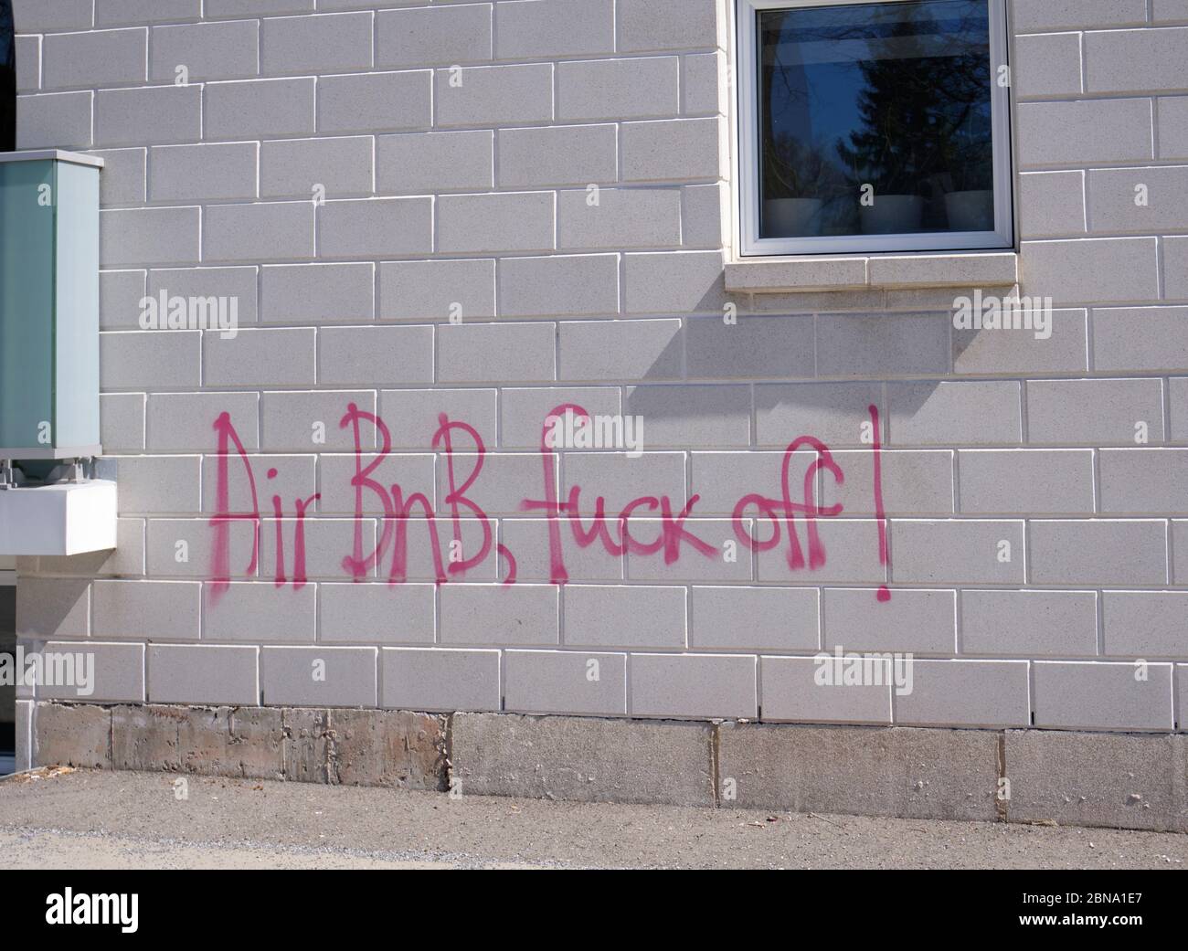 Graffiti mural protestant contre Airbnb dans l'est de montréal, Canada Banque D'Images