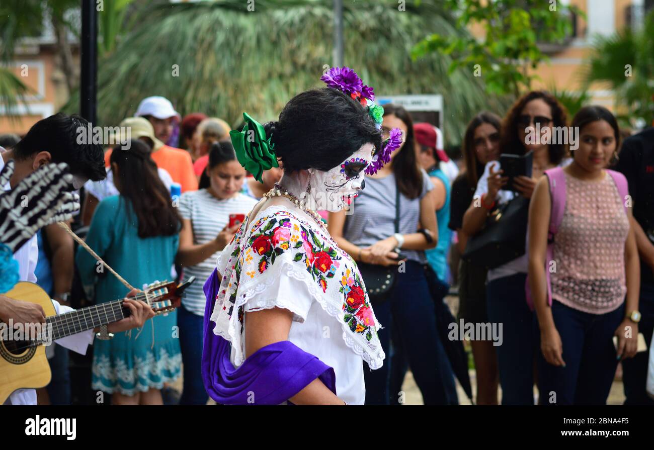 Jeune mexicaine, interprète de rue, habillée comme une Catrina pour le jour des morts à Merida, Yucatan, Mexique. Banque D'Images