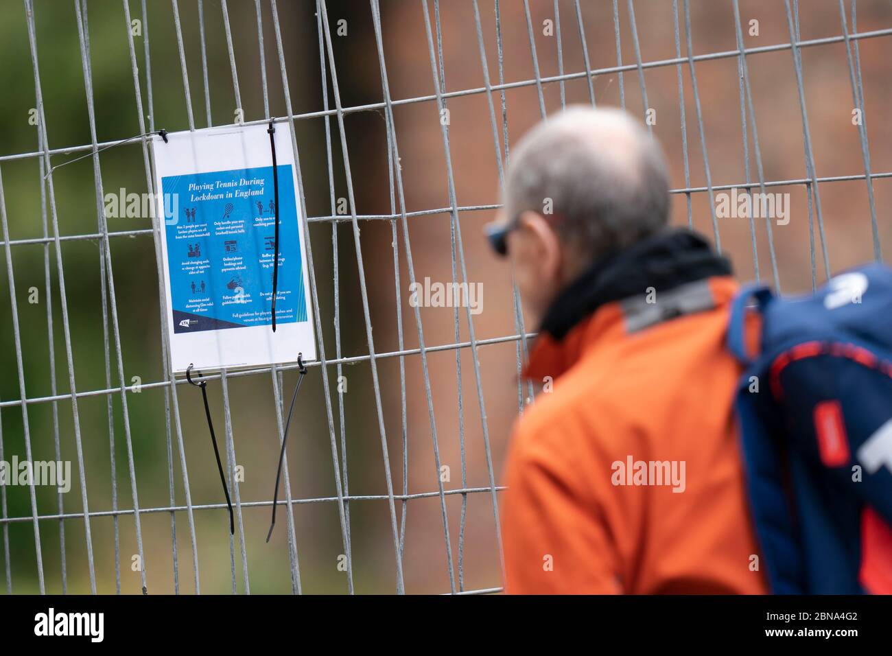 Manchester. 13 mai 2020. De nouvelles règles de sécurité sont observées sur une clôture du Northern Lawn tennis Club, les membres du public étant autorisés à reprendre certains sports dans des conditions sociales de distanciation à Manchester, en Grande-Bretagne, le 13 mai 2020. Selon le gouvernement britannique, les gens peuvent faire de l'exercice à l'extérieur autant de fois par jour qu'ils le souhaitent mercredi au lieu d'une seule fois par jour. Crédit : Jon Super/Xinhua/Alay Live News Banque D'Images