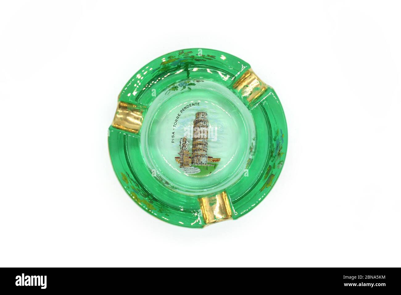 Cendrier avec photo de la Tour de Pise, isolée sur fond blanc Banque D'Images