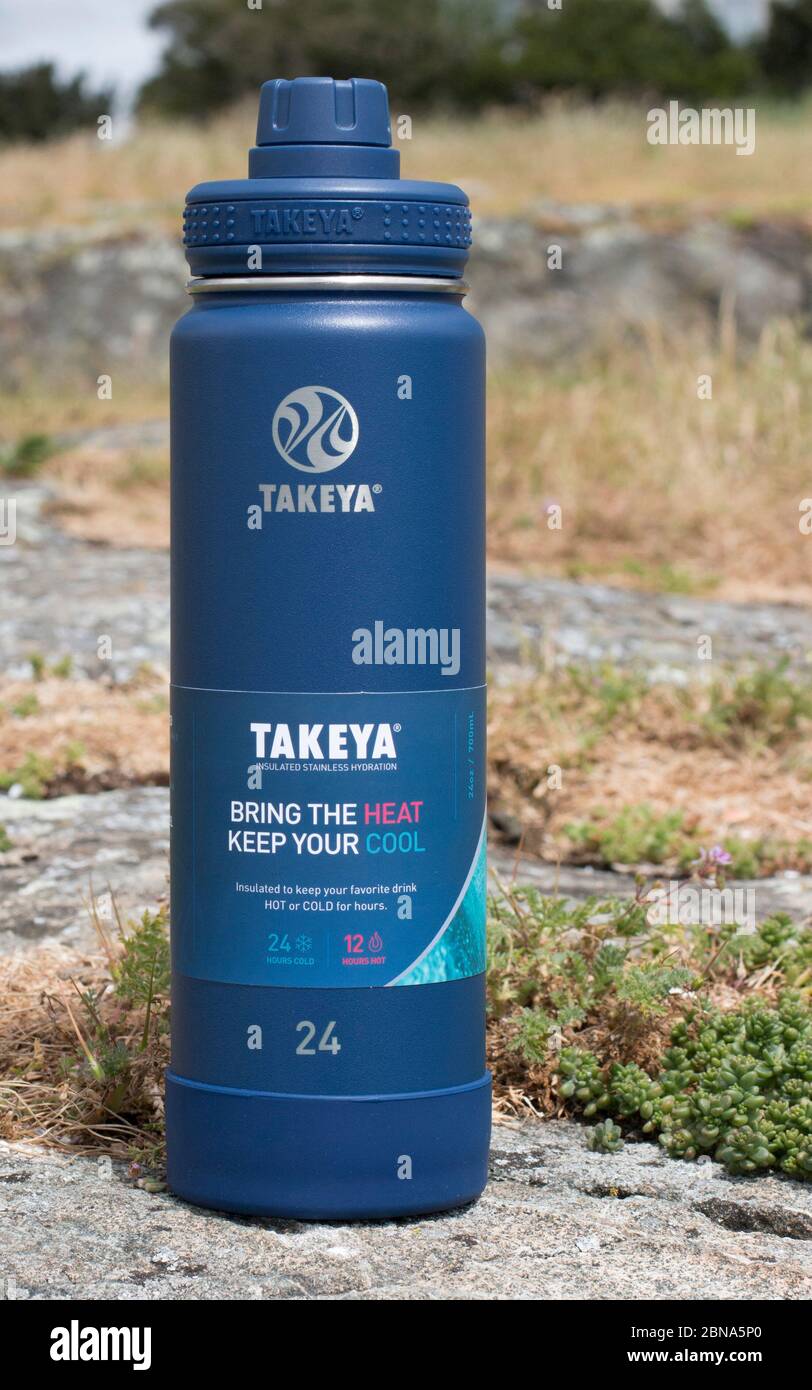 Bouteille d'eau Takeya Actifs. Takeya fabrique des bouteilles d'eau et des pichets en acier inoxydable pour les personnes actives et les modes de vie. Banque D'Images