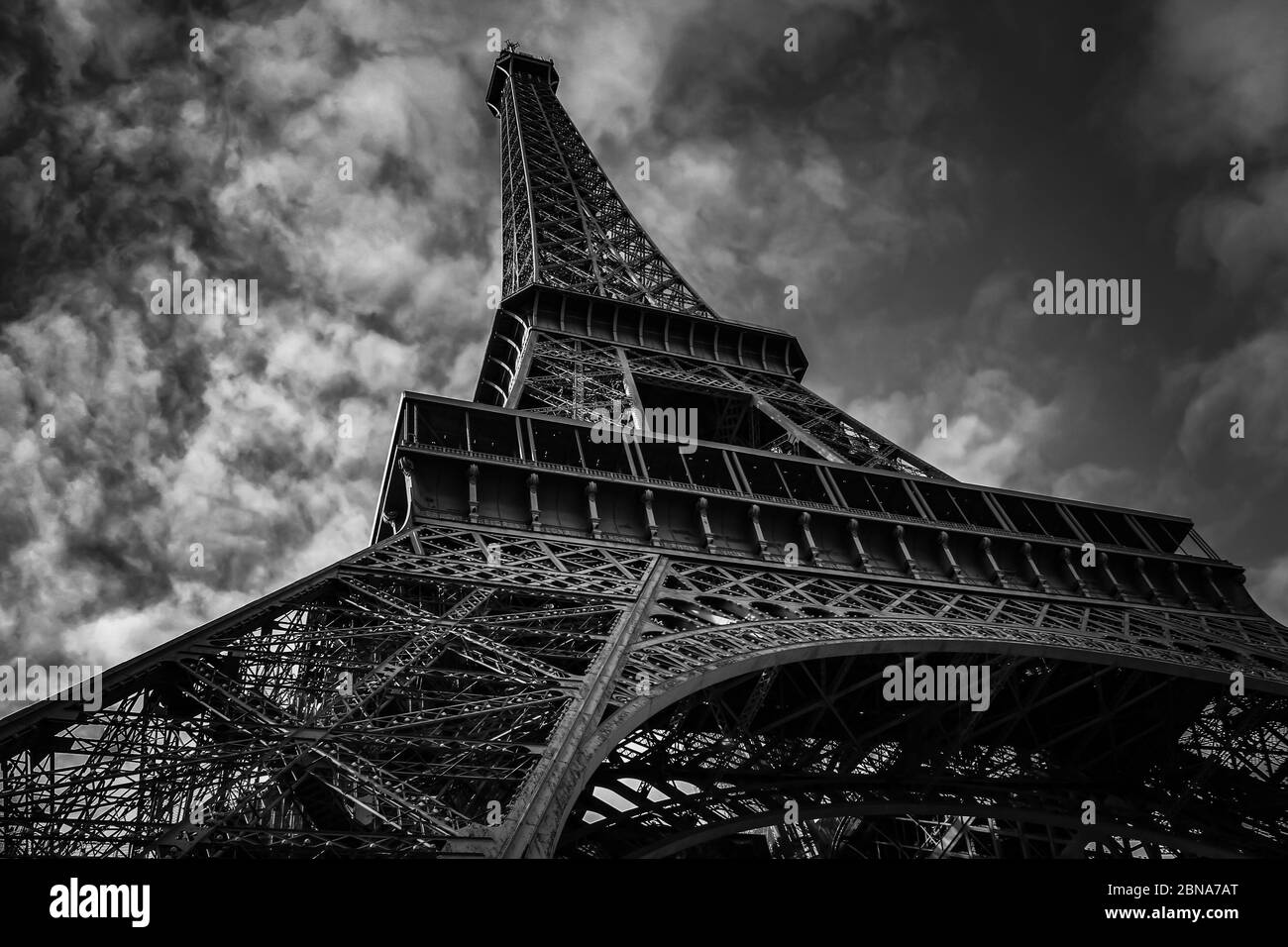 Un rendu noir et blanc spectaculaire de la Tour Eiffel vu de dessous directement à Paris, France. Banque D'Images