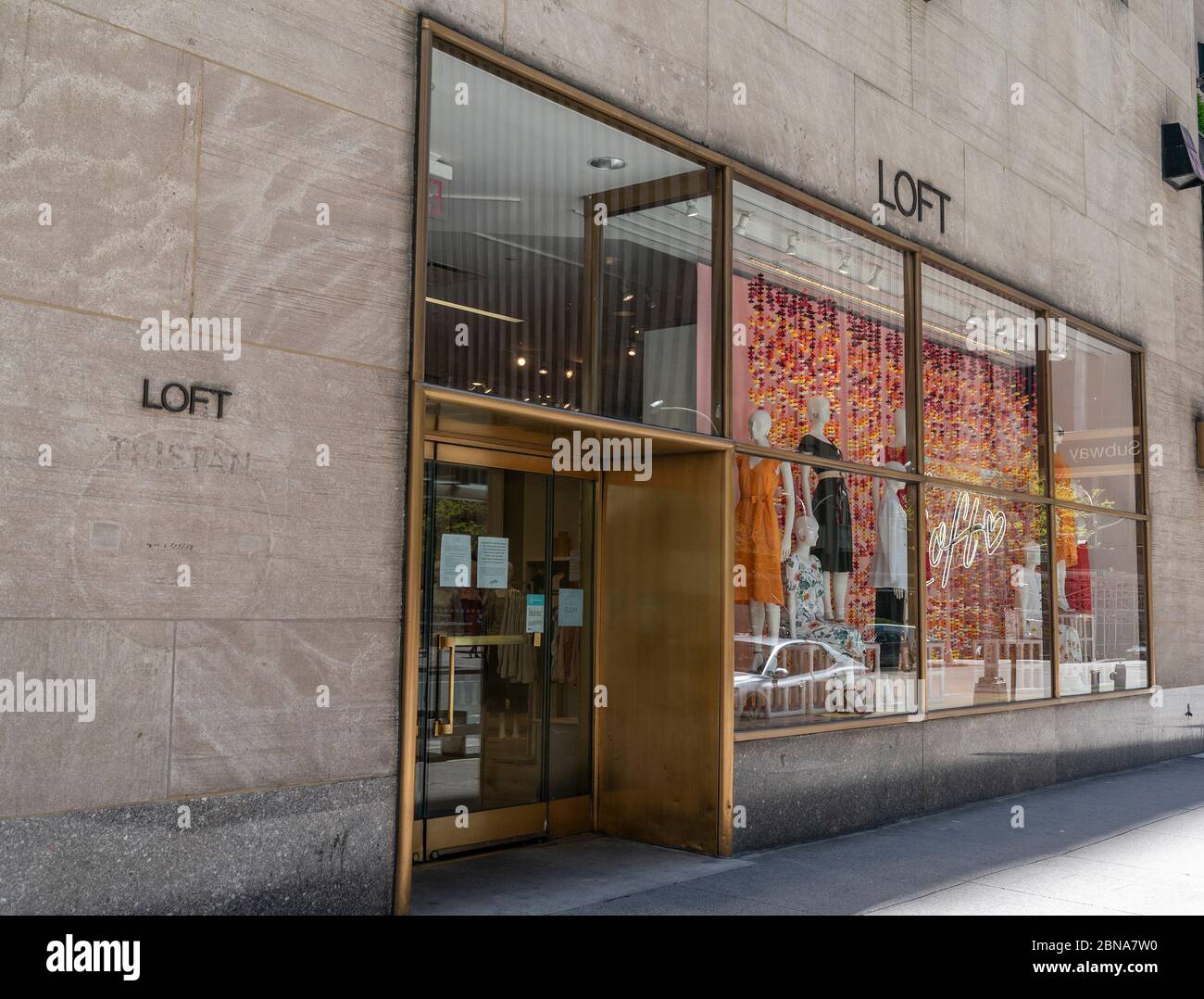 New York, États-Unis. 13 mai 2020. Vue générale du magasin Ann Taylor Loft, partie du groupe Ascena Retail, fermé pendant la pandémie COVID-19 sur la 6e Avenue. Avec des dizaines de milliers de magasins temporairement fermés aux États-Unis, des arrêts économiques et des comportements sociaux persistants de distanciation de nombreux économistes croient en une large rupture des secteurs de la vente au détail et de l'hôtellerie. (Photo de Lev Radin/Pacific Press) crédit: Agence de presse du Pacifique/Alamy Live News Banque D'Images