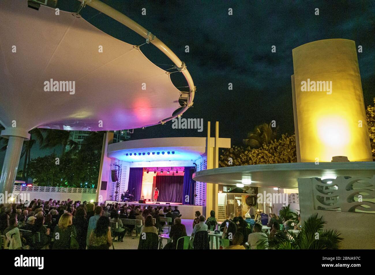 Miami Beach Florida, North Beach Band Shell audience, nuit nocturne après la nuit, spectacle d'opéra gratuit, scène, chanteur interprète, Banque D'Images