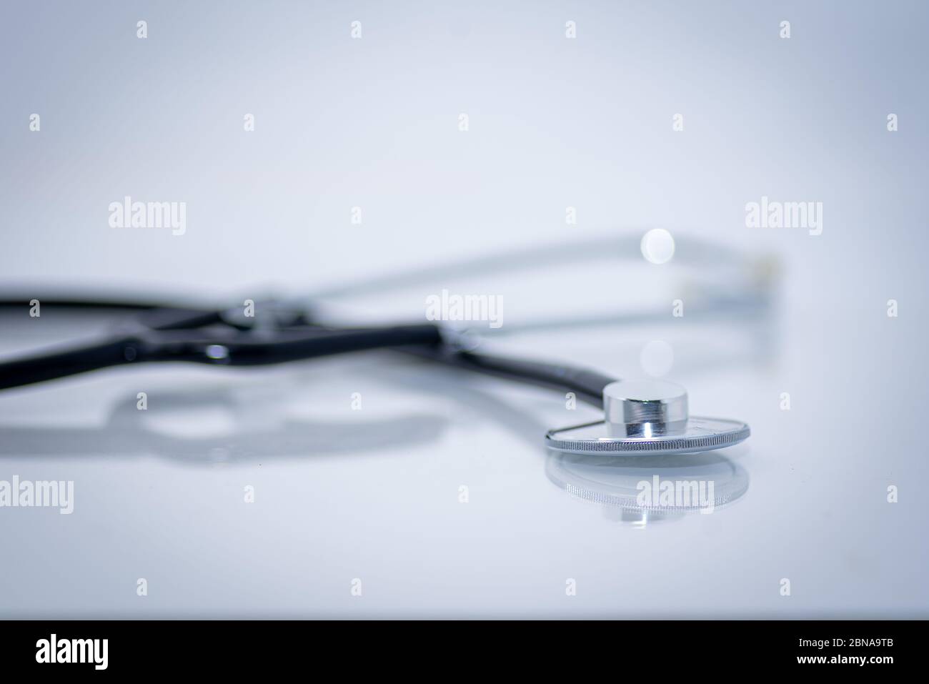 Stéthoscope avec réflexion sur la surface stéthoscope, fond blanc, découpe, soins de santé et médecine, examen médical Banque D'Images