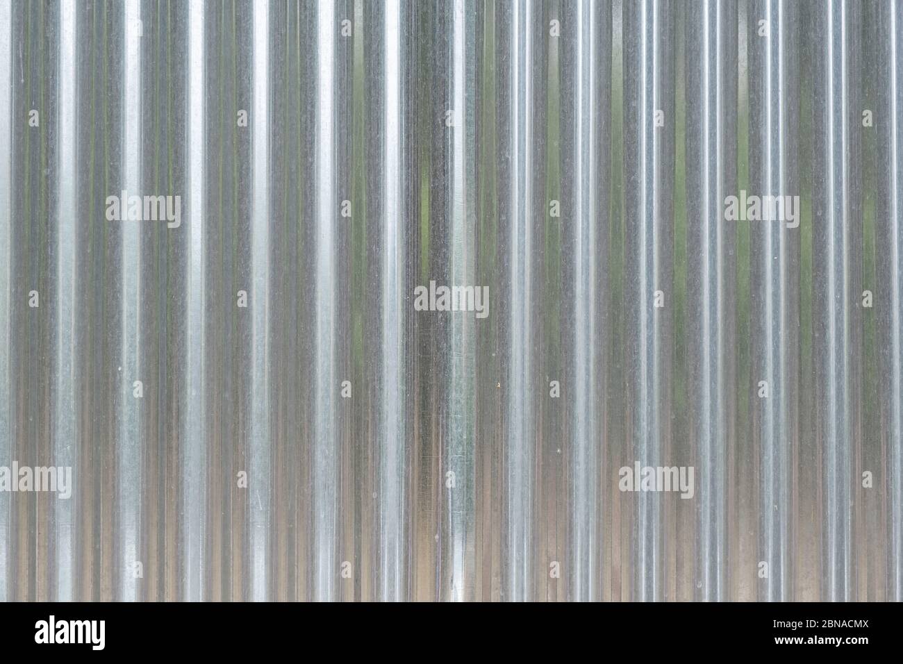 Fond de tôlerie, texture. Profilé en aluminium galvanisé ondulé pour la construction de clôtures, de murs ou de toits Banque D'Images