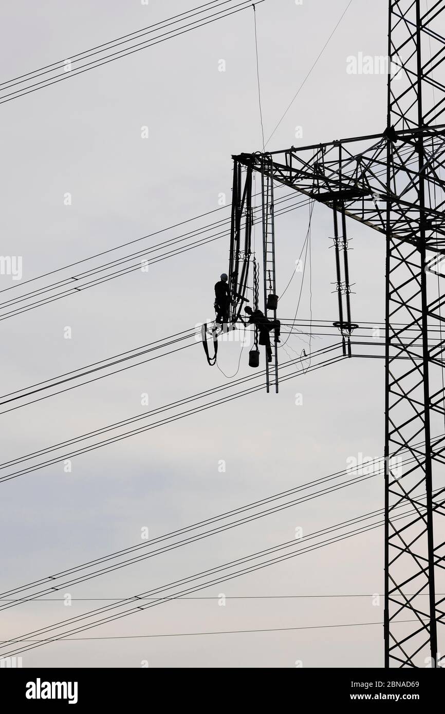 Ingénieurs haute tension travaillant sur les pylônes haute tension, Bade-Wurtemberg, Allemagne, Europe Banque D'Images