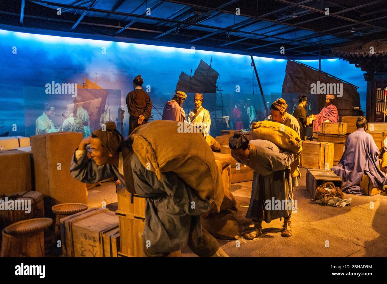 Une exposition sur la vie dans le port de Ningbo avec ouvriers jonques de chargement et de déchargement dans le port. Banque D'Images