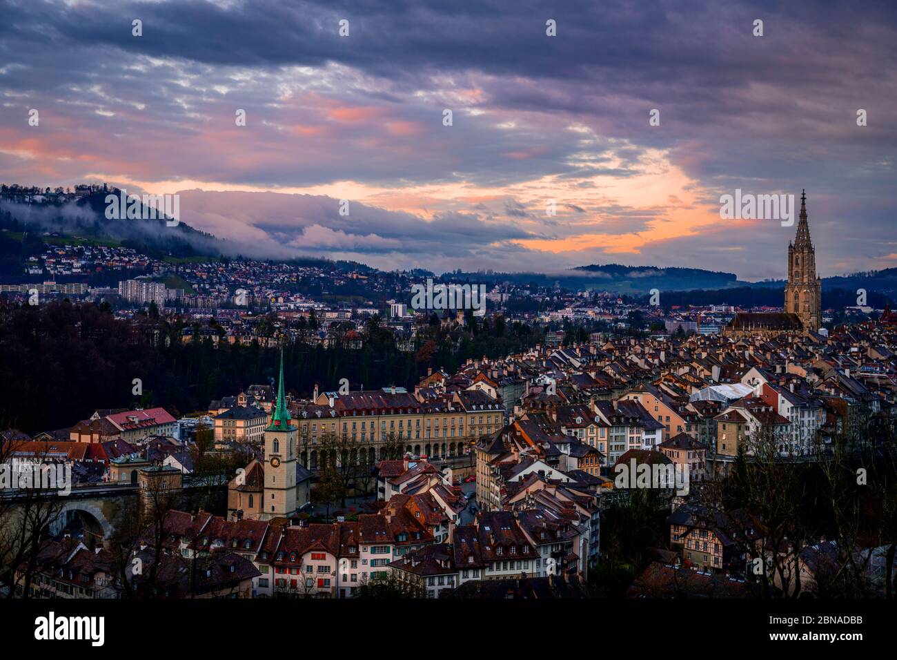 Vue sur la ville au lever du soleil, vue depuis le jardin de roses jusqu'à la vieille ville, la cathédrale de Berne, l'église de Nydegg, le quartier de Nydegg, Berne, Canton de Berne, Suisse, UE Banque D'Images