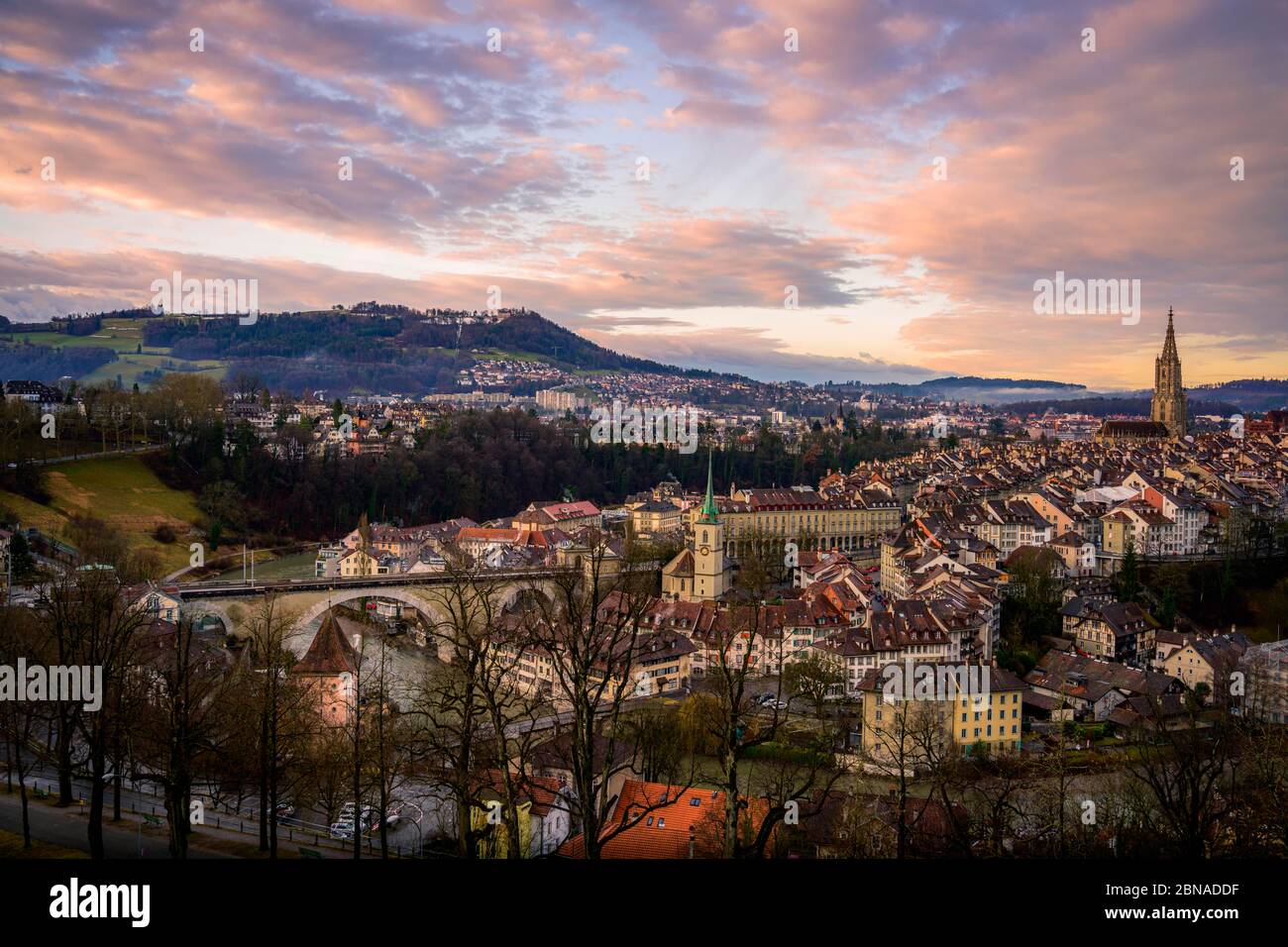 Vue sur la ville au lever du soleil, vue depuis le jardin de roses jusqu'à la vieille ville, la cathédrale de Berne, l'église de Nydegg, le pont de Nydegg et l'Aare, le quartier de Nydegg, Berne, CAN Banque D'Images