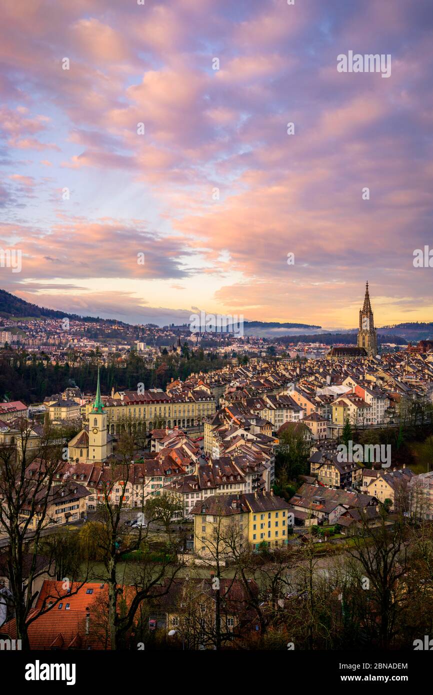 Vue sur la ville au lever du soleil, vue depuis le jardin de roses jusqu'à la vieille ville, la cathédrale de Berne, l'église de Nydegg et l'Aare, le quartier de Nydegg, Berne, canton de Berne, SW Banque D'Images