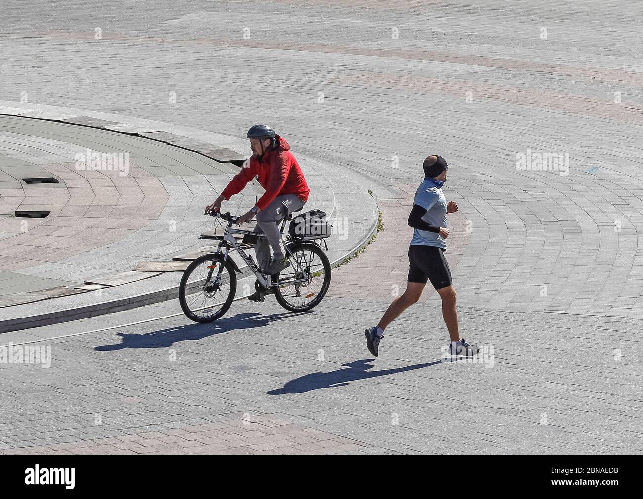 Kiev, Ukraine. 13 mai 2020. Un homme court comme un autre vélo dans le centre de Kiev. Le Conseil des ministres de l'Ukraine a prolongé la quarantaine liée au coronavirus dans le pays jusqu'au 22 mai 2020, mais à partir de mai 11, certaines restrictions de quarantaine ont été assouplies. Crédit : SOPA Images Limited/Alamy Live News Banque D'Images