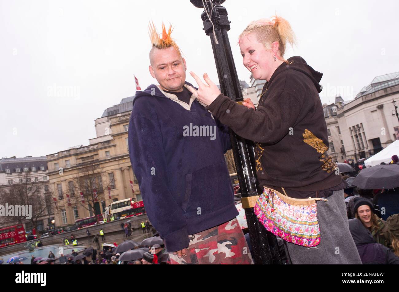 Manifestations anti-baronne Thatcher célébrant sa mort, Trafalgar Square, Londres, BritainAntésbaronne Thatcher protestataires célébrant sa mort, Trafa Banque D'Images