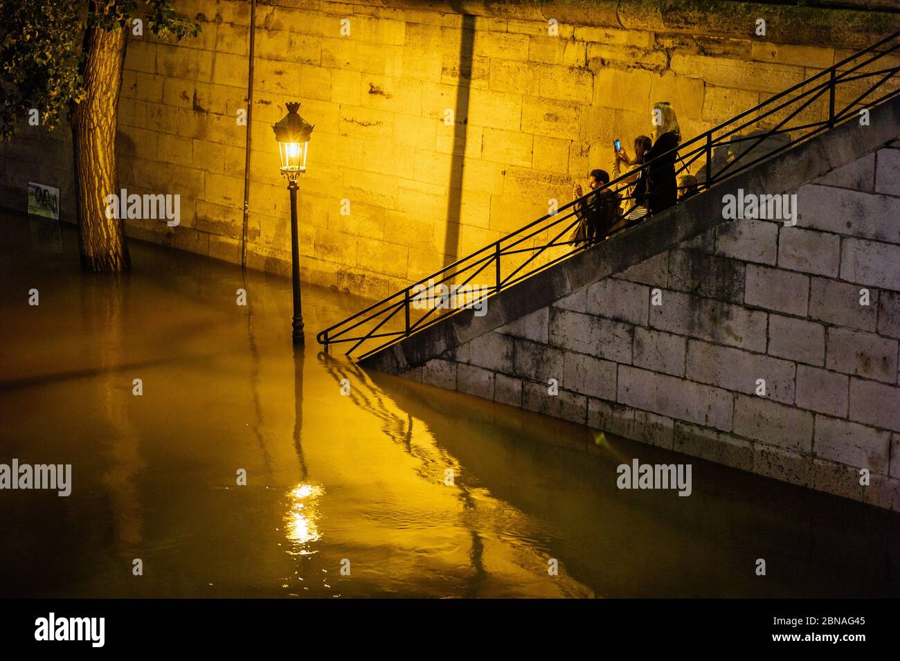 PARIS, FRANCE - 05 juin 2016 : Paris / France. 2016. Passants Prenez des photos du quai de la Seine, inondé, à Paris, la nuit. Banque D'Images