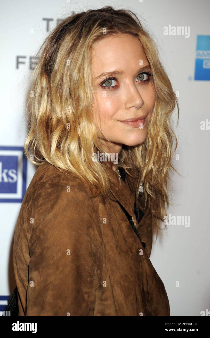 Manhattan, Allemagne. 22 avril 2009. NEW YORK - 22 AVRIL : l'actrice Mary Kate Olsen arrive à la première du nouveau film de Woody Allen « Who Works » au théâtre Ziegfeld le 22 avril 2009 à New York. Personnes: Mary Kate Olsen crédit: Storms Media Group/Alay Live News Banque D'Images