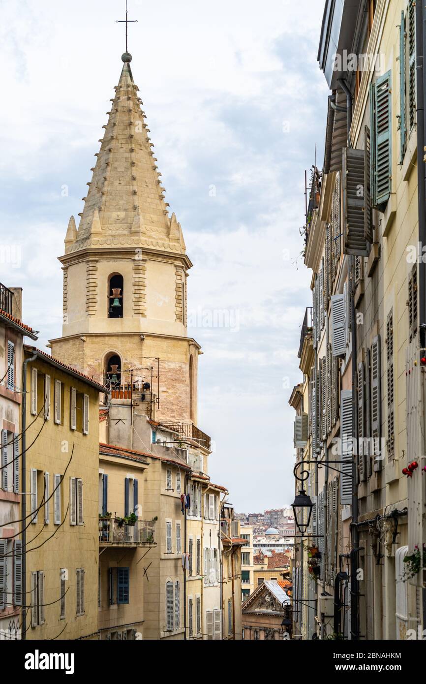 Une rue typique du quartier du Panier à Marseille avec le clocher de l'église notre Dame des Accoules, France Banque D'Images