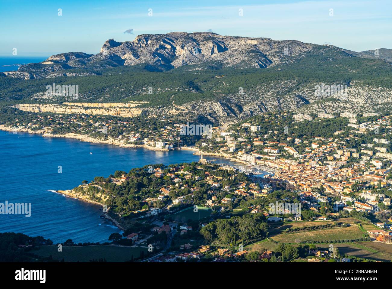 Belle vue aérienne de Cassis, une célèbre station balnéaire du sud de la France près de Marseille Banque D'Images