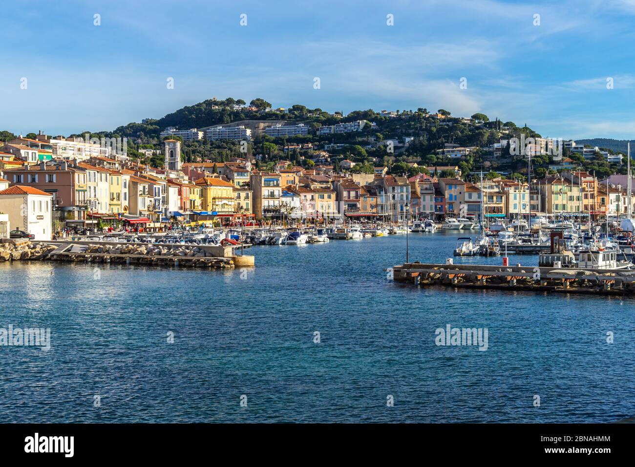 Le port pittoresque de Cassis, une petite station balnéaire du sud de la France près de Marseille Banque D'Images