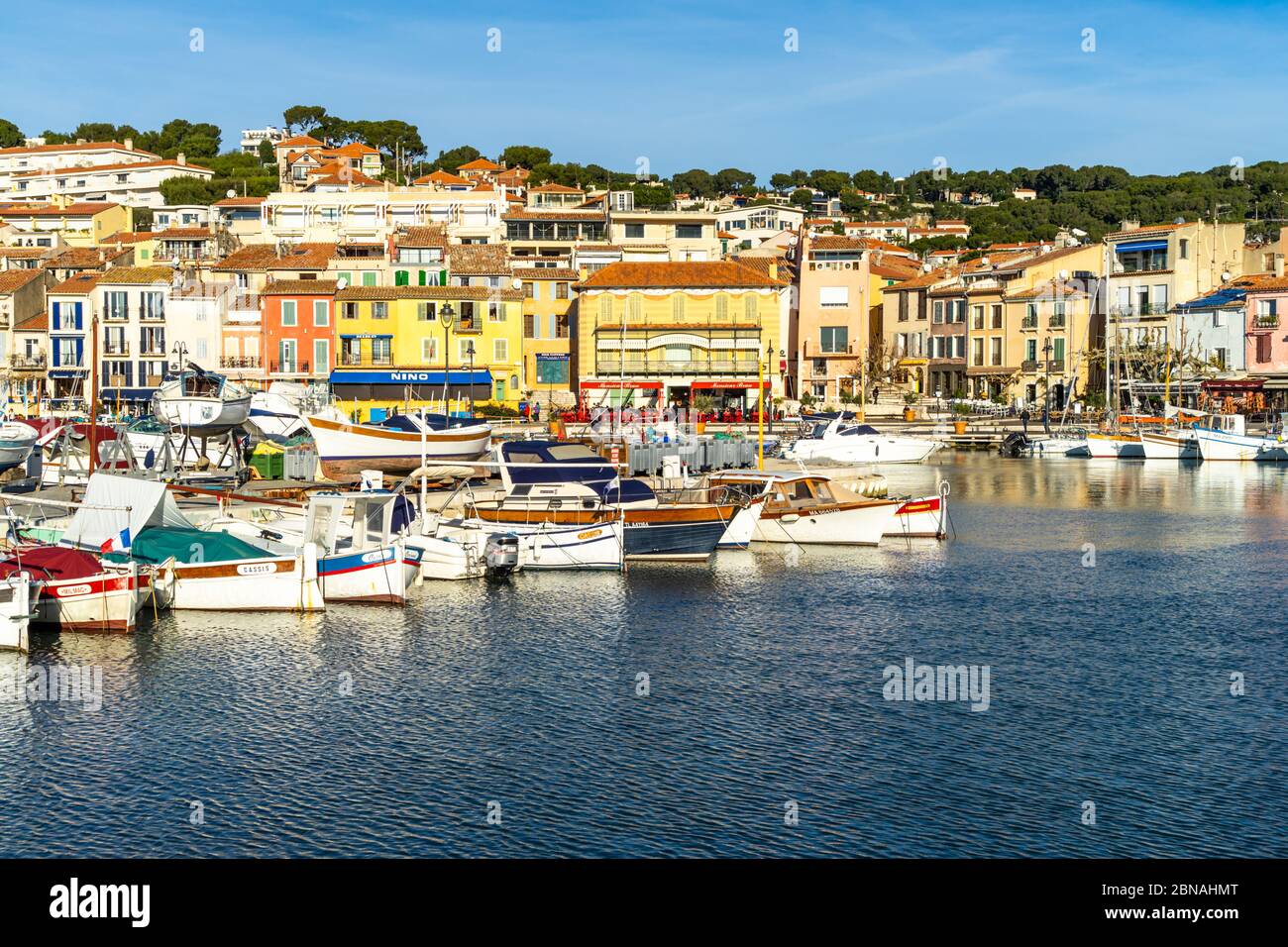 Le port coloré de Cassis, une petite station balnéaire du sud de la France près de Marseille. Cassis, France, janvier 2020 Banque D'Images