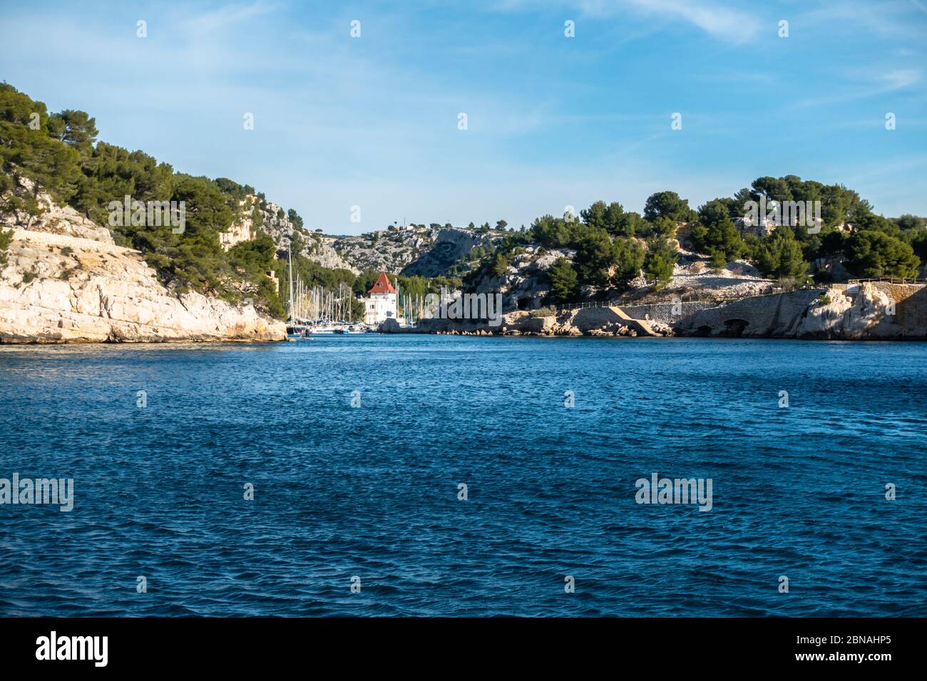 Vue sur la Calanque de Port-Miou, la plus proche de la ville de Cassis, sud de la France Banque D'Images