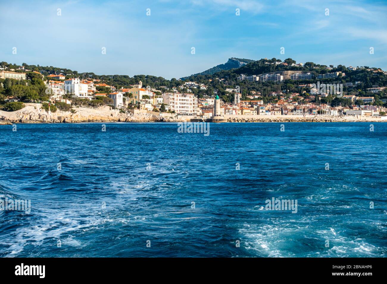 La ville de Cassis vue d'un bateau dans une belle journée ensoleillée, France Banque D'Images