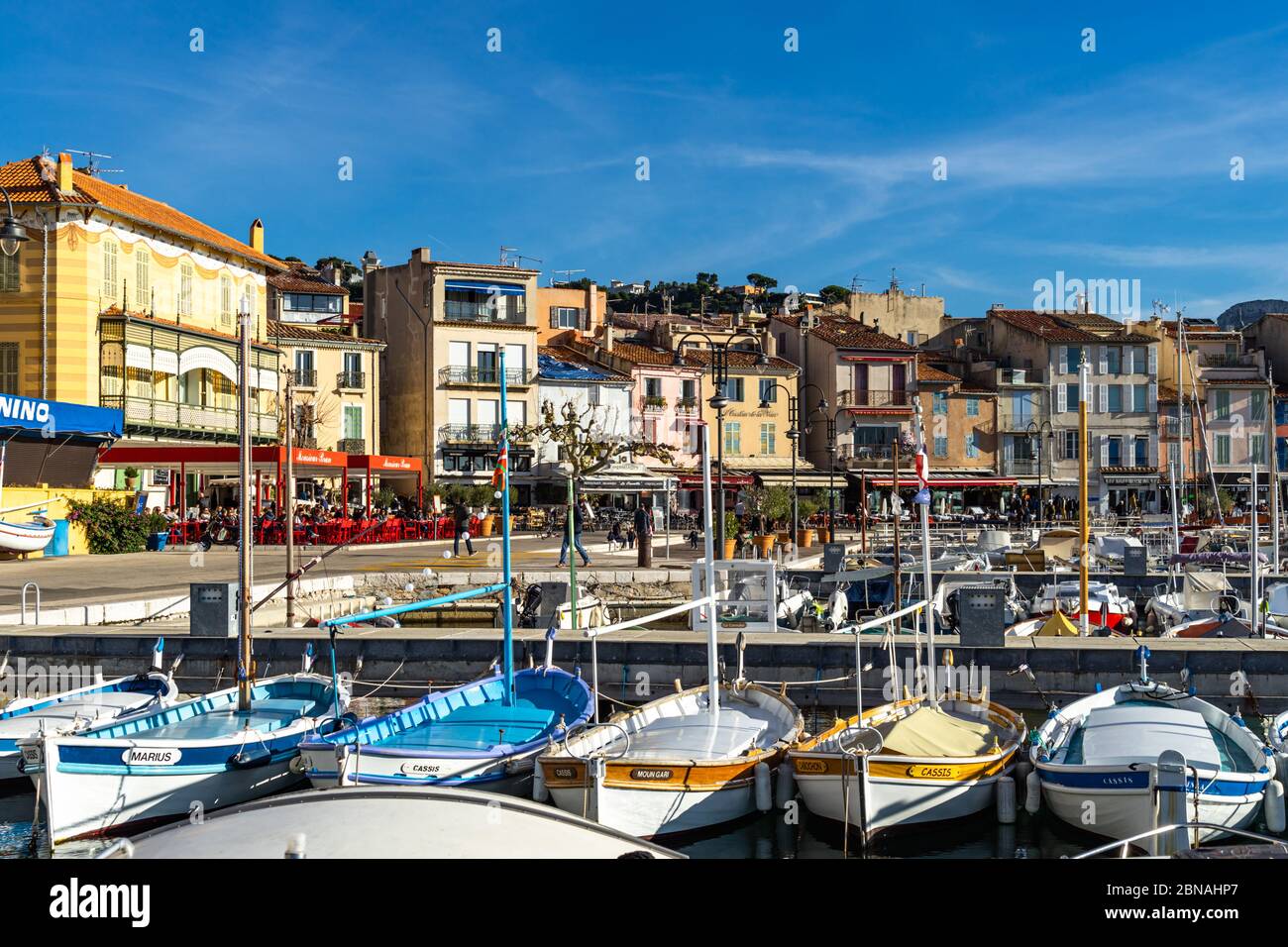 Des bateaux colorés amarrés au port pittoresque de Cassis, une célèbre station balnéaire du sud de la France. Cassis, France, janvier 2020 Banque D'Images