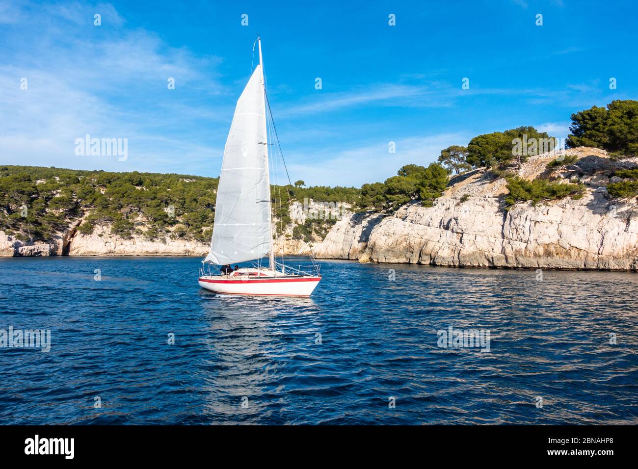 Un voilier naviguant le long de la côte spectaculaire du parc national des Calanques (parc national des Calanques) près de Cassis, France Banque D'Images